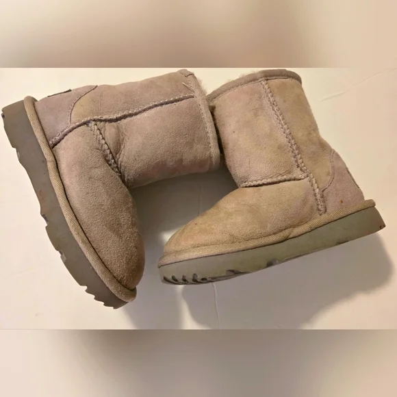 Kids Gray Uggs Size 8 - Picture 1 of 4